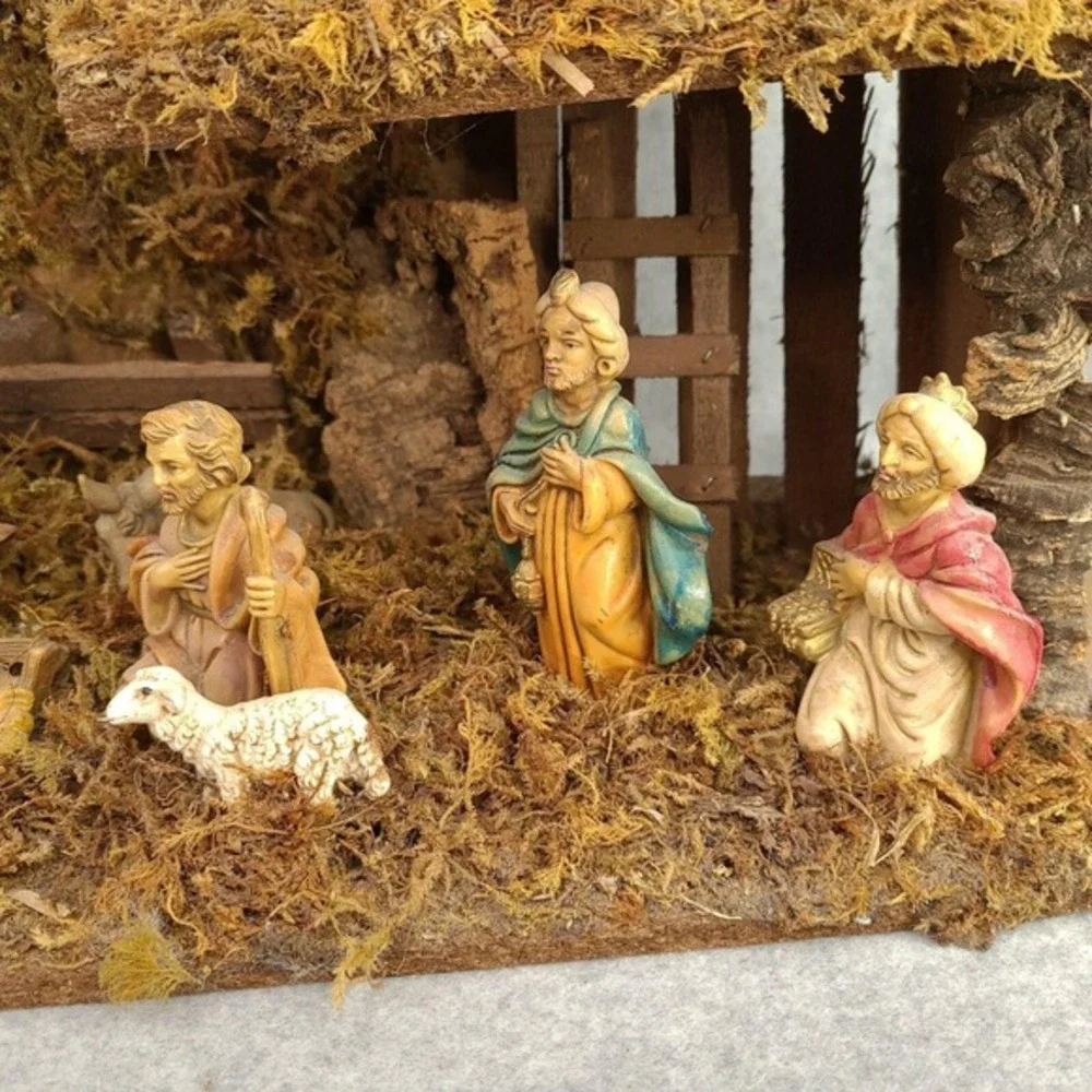 The Unbranded Brand nativity 12